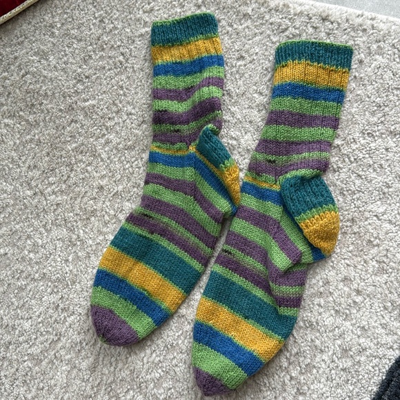 WARM SOCKS- Set of 6 Pairs of Gently Worn Women’s Insulated and Fuzzy Socks - Picture 3 of 7